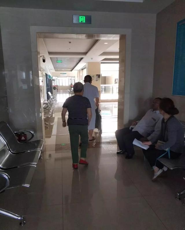 2 vợ chồng cùng nhập viện do ăn đồ thừa để qua đêm: Bác sĩ cảnh báo 4 món càng để lâu trong mùa hè càng dễ gây hại nội tạng