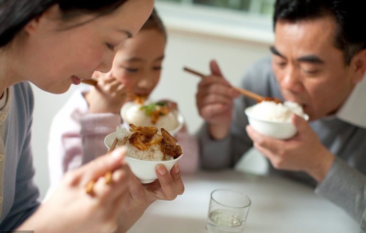 2 vợ chồng cùng nhập viện do ăn đồ thừa để qua đêm: Bác sĩ cảnh báo 4 món càng để lâu trong mùa hè càng dễ gây hại nội tạng - 1