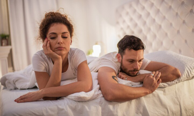Vợ/chồng thờ ơ với tình dục: Nên và không nên làm gì?