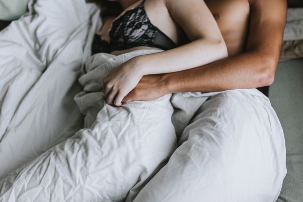Nếu bỗng dưng có ham muốn nhiều hơn trong chuyện chăn gối, phụ nữ cẩn thận đang đối mặt với 5 vấn đề sức khỏe nghiêm trọng - 2