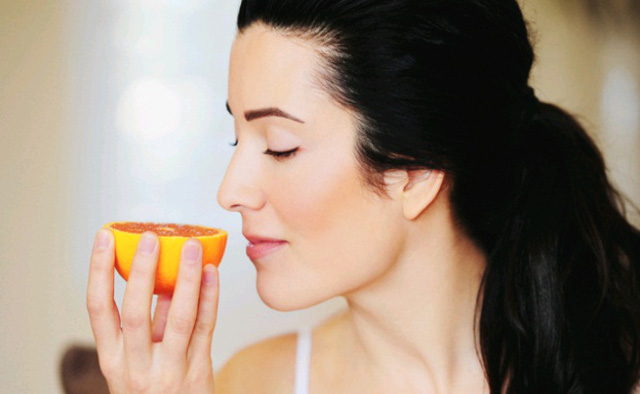 Bất ngờ với cách tự kiểm tra có mắc Covid-19 hay không: Ngửi mùi 2 loại thực phẩm phổ biến - 2