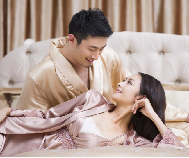 Trong 'cuộc yêu', phụ nữ thường nhầm tưởng đàn ông mê mẩn cách chiều chồng này mà không hề biết mình đang 'dâng chồng' cho người khác - 2