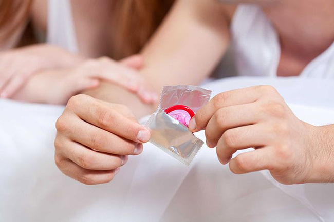 Sử dụng bao cao su kém chất lượng khi quan hệ rất dễ xuất hiện 2 dấu hiệu này, chị em cần tinh ý để tránh ngay - 2