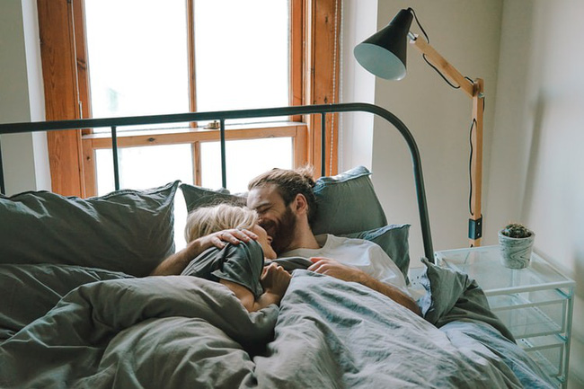 Giải mã chuyện giường chiếu: 7 khao khát thầm kín đến mãnh liệt của những người hướng nội về 'chuyện ấy' - 1