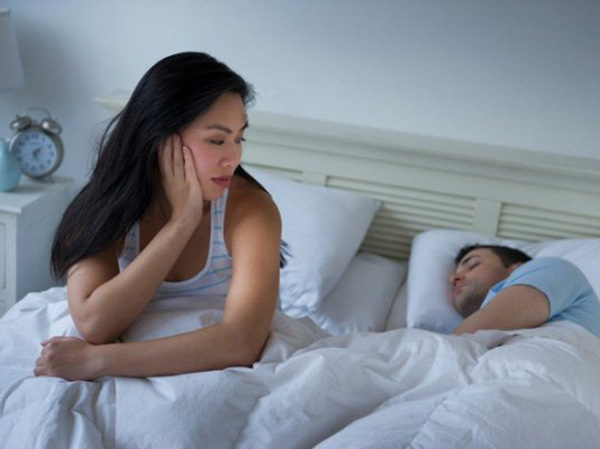 Khổ sở vì muốn chuyện ấy nhưng phải 'xin' thì chồng mới cho, động chạm là bị mắng như tát nước