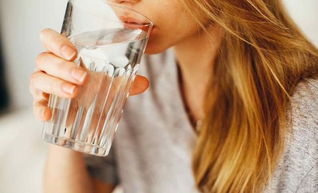 woman-lady-girl-drinking-a-cup-of-water-swns-1580551966693953753533