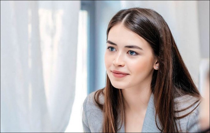 nu-nghi-sy-tre-nhat-belarus-gay-sot-boi-phong-cach-thoi-trang-nong-bong