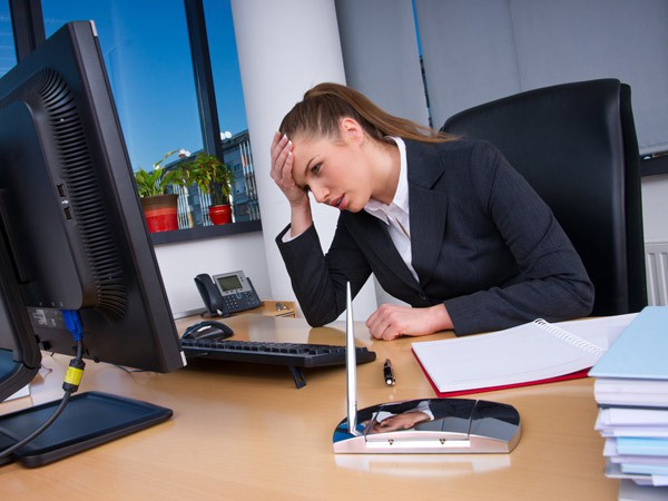 Sau khi ngồi lâu, đột nhiên đứng dậy sẽ xuất hiện tình trạng hoa mắt, chóng mặt.