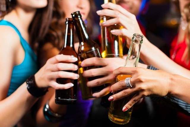Uống rượu bia thường xuyên sẽ làm cho người uống phải gia tăng liều dùng và tái sử dụng. Ảnh: Internet