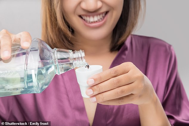 Nha sĩ Hughes khuyên chúng ta không nên dùng nước thường hay nước súc miệng sau khi đánh răng
