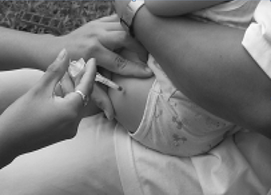 Vaccine ComBE Five được tiêm ở vị trí mặt ngoài giữa đùi trẻ 2-3-4 tháng tuổi.
