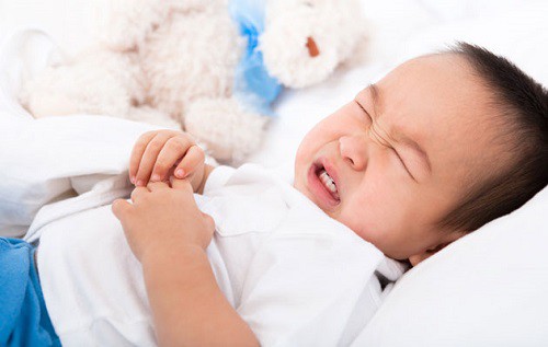 Cần theo dõi sát trẻ nhằm phát hiện ra những dấu hiệu bất thường để đưa trẻ đến bệnh viện kịp thời.