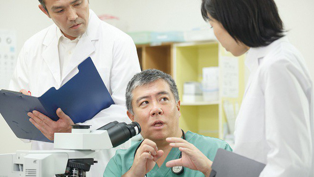 TS BS Daisuke Tachikawa đã dành gần 30 năm để nghiên cứu về bệnh ung thư và các phương pháp điều trị.