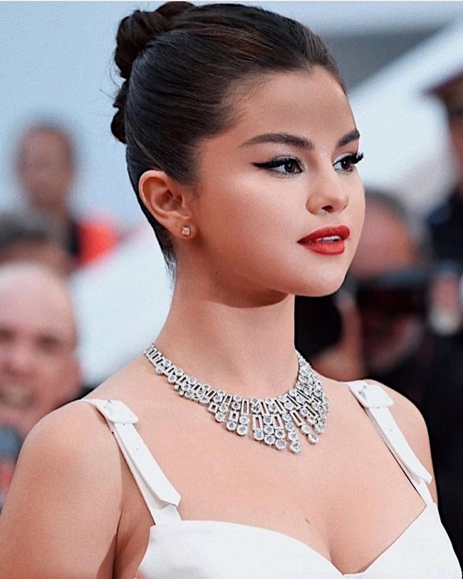 1579231920-958-selena8-1578554713-width650height812