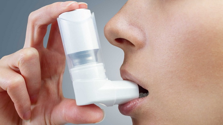 Sử dụng phác đồ thuốc dự phòng bao gồm thuốc giãn phế quản, corticoide dạng hít hoặc uống theo đúng chỉ dẫn của thầy thuốc để dự phòng cơn hen.