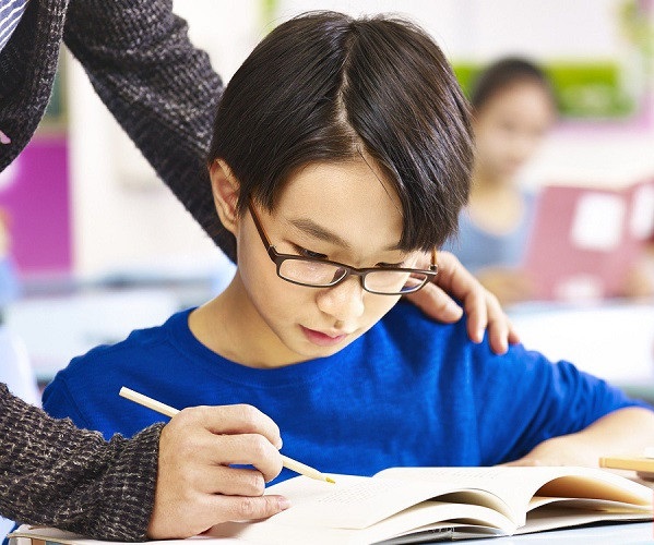 Phụ huynh nên sát sao, nhắc nhở trẻ ngồi học đúng tư thế, giữ khoảng cách hợp lý.