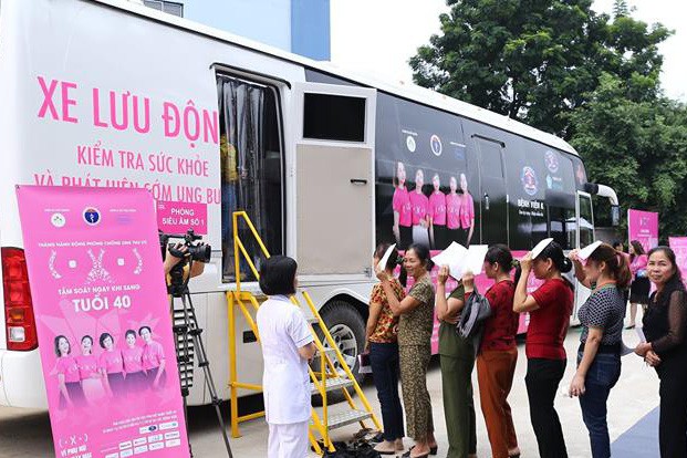 Xe lưu động với nhiều trang thiết bị y tế hiện đại sẽ đi nhiều địa phương khám sàng lọc ung thư vú miễn phí cho chị em
