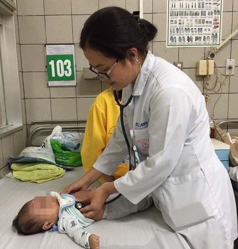 BS Lan Anh khám cho bệnh nhi