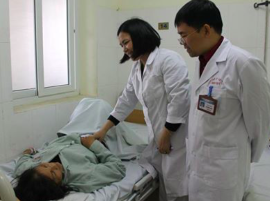 Thăm khám cho bệnh nhân S sau khi bác sĩ Bệnh viện E phẫu thuật lấy khối bã thức ăn do hồng ngâm (ảnh do bệnh viện cung cấp).