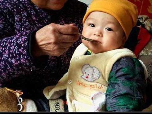 Vì thiếu hiểu biết, chế độ ăn hằng ngày đã khiến dạ dày bé bị tổn thương