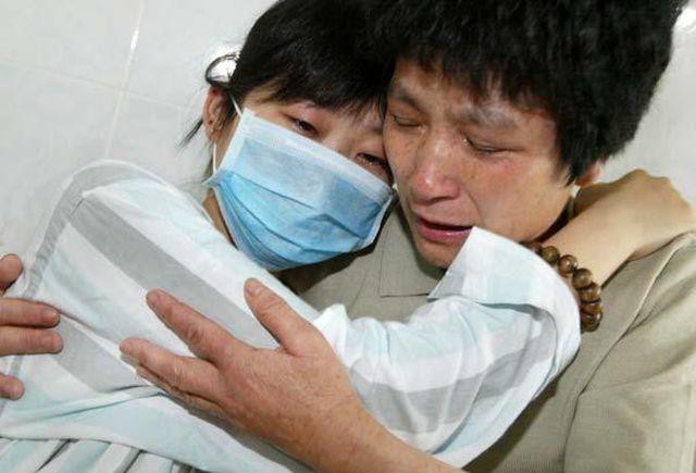 Gia đình Tiểu Mẫn không hiểu sao cô con gái vẫn còn trẻ đã bị ung thư.