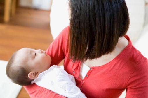 Mẹ Tiểu Hạo không ngờ rằng việc này lại ảnh hưởng đến sức khỏe của bé khi đã chào đời (Ảnh minh họa).