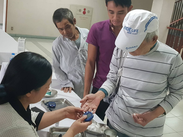 Kiểm tra đường huyết cho bệnh nhân tham gia câu lạc bộ Đái tháo đường Bệnh viện Bạch Mai