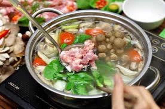 Nên hạn chế ăn lẩu vỉa hè vì khó kiểm soát nguồn gốc thực phẩm.