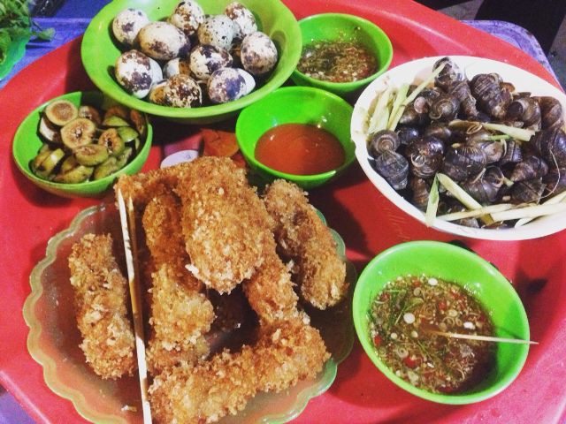 Ốc luộc, nem chua rán được các bác sĩ đông y khuyên không nên ăn vào mùa đông vì dễ bị đau bụng,ngộ độc. Ảnh minh họa.