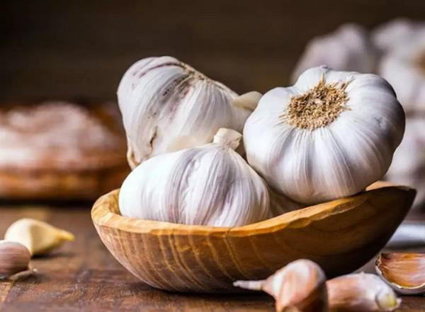 Ăn tỏi giúp phụ nữ tuổi mãn kinh giảm nguy cơ mắc căn bệnh kinh khủng này - Ảnh 1.