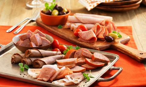 Chuyên gia chỉ rõ những thực phẩm nếu ăn nhiều sẽ khiến da bạn nổi mụn, già trước tuổi - Ảnh 4.
