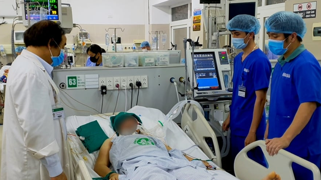 Làm việc dưới nhiệt độ cao, nam bệnh nhân bị sốc nhiệt dẫn tới hôn mê, chuyên gia chỉ ra 4 nhóm cần đặc biệt giữ sức khỏe trong thời điểm nắng nóng - Ảnh 1.