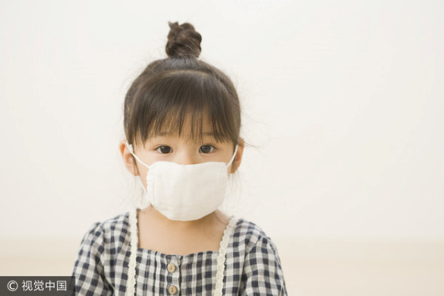 Cô bé 7 tuổi có mắt sưng húp, miệng bốc mùi nồng nặc, bác sĩ cũng không tìm ra nguyên nhân cho đến khi người mẹ nhớ ra vị trí con nằm ngủ ở nhà - Ảnh 1.