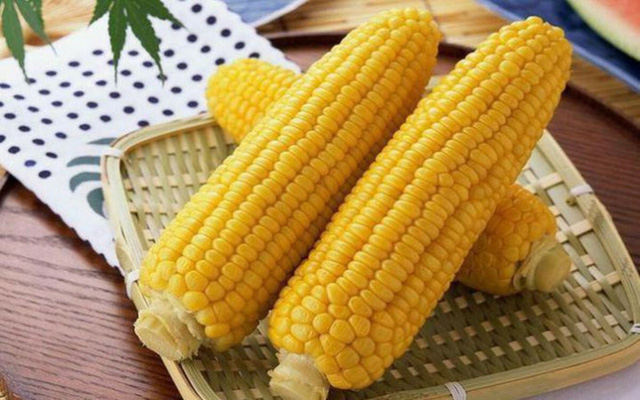 Nếu ở thời điểm vàng này bạn ăn một bắp ngô sẽ vừa làm đẹp da, vừa sống khỏe nhưng có 4 nhóm người tuyệt đối đừng ăn - Ảnh 2.