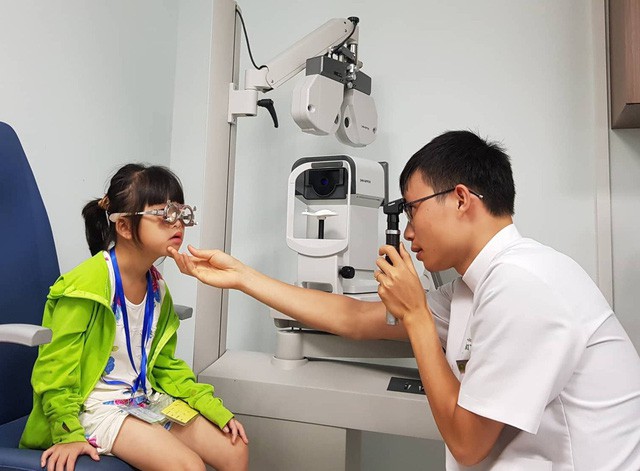 Trẻ lác mắt, sụp mi, không chỉ là chuyện thẩm mỹ - Ảnh 2.