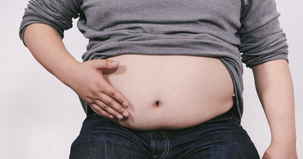 Bụng quá béo, người đàn ông bị thủng dạ dày, thối nội tạng mà không hề có cảm giác đau đớn - Ảnh 2.