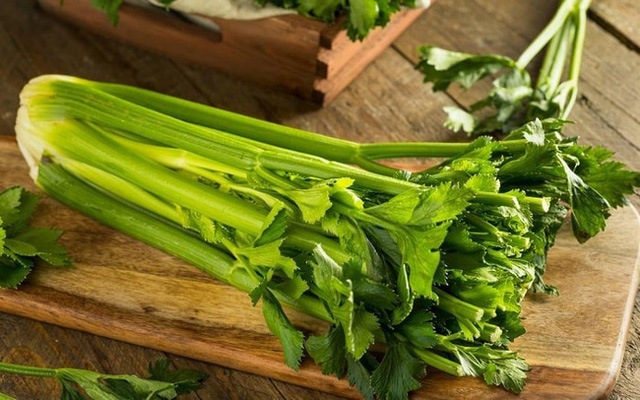 Bác sĩ dinh dưỡng Mỹ cảnh báo 3 loại thực phẩm có thể khiến làn da của chị em bị nám và tàn nhang nặng - Ảnh 2.