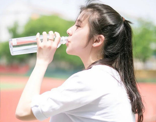 8 tuyệt chiêu đơn giản trị khô môi siêu hiệu quả có thể làm tại nhà - Ảnh 2.