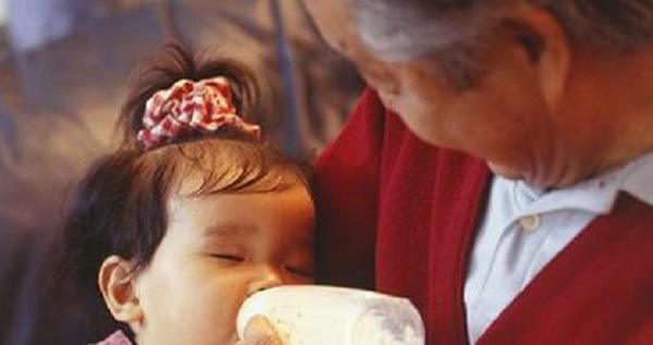 Con 1 tuổi nhất quyết không uống sữa do bố mẹ pha nhưng bà nội pha thì uống cạn, mẹ hốt hoảng khi khám phá ra bí mật phía sau - Ảnh 1.