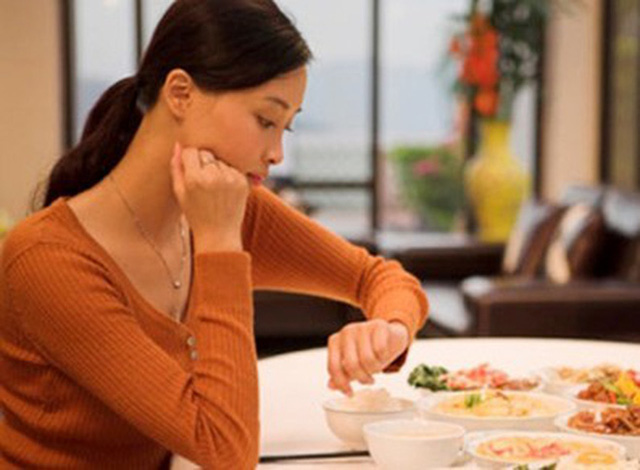 6 bệnh hiểm do hậu quả của việc ăn tối muộn mà ra và đây là nguyên tắc vàng cho bữa tối - Ảnh 1.