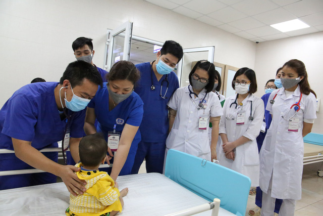 Bé 11 tháng tuổi ở Hòa Bình mắc Kawasaki: Đây là bệnh gì, mức độ nguy hiểm như thế nào? - Ảnh 1.