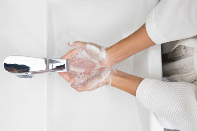 Những thói quen sai lầm hằng ngày khiến bạn dễ mắc bệnh truyền nhiễm - Ảnh 2.