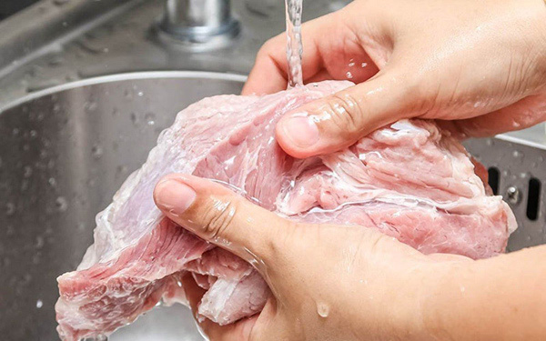 5 sai lầm khi chế biến thịt lợn làm mất ngon và nguy hại sức khỏe, bà nội trợ Việt cần nhớ để tránh - Ảnh 3.