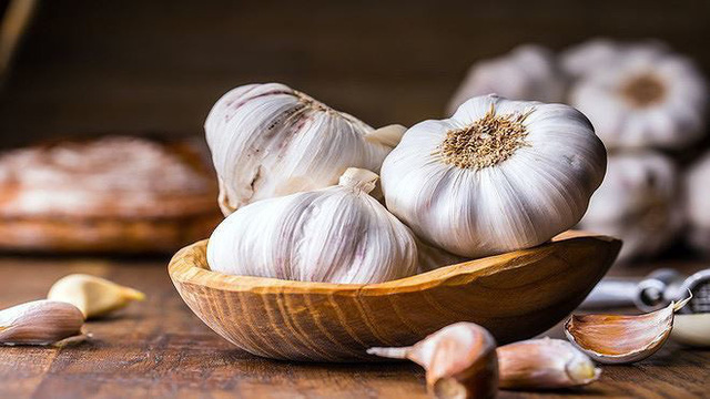 Chuyên gia chỉ cách ăn tỏi tốt nhất và đây là 3 nhóm người tuyệt đối không nên ăn nhiều tỏi - Ảnh 3.
