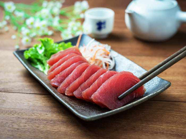 6 mối nguy tiềm ẩn có thể xảy ra khi ăn đồ sống như sushi, sashimi - Ảnh 3.