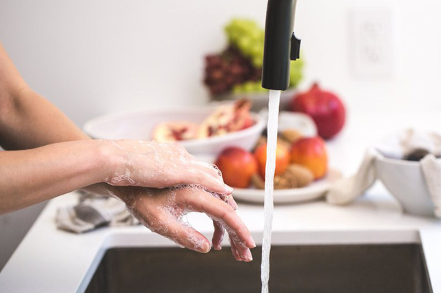 Chuyên gia mách bạn cách xử lý khi bị ngộ độc thực phẩm ngày Tết - Ảnh 2.