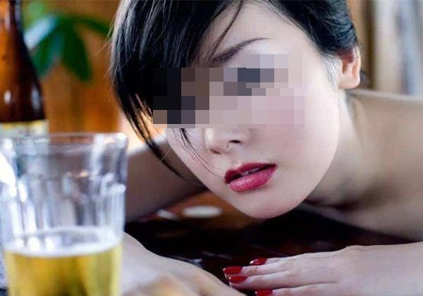 7 việc làm trước khi đi ngủ hại không kém gì thức khuya, loạt bệnh tật tìm đến - Ảnh 1.