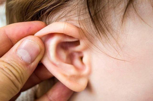 Cậu bé 8 tuổi bị đau tai, đi khám bác sĩ sốc khi phát hiện có “cây” mọc trong tai - Ảnh 4.