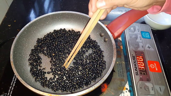 Uống nước đậu đen rất tốt nhưng nếu làm thêm 1 bước “đặc biệt” này khi nấu, bạn sẽ thấy sức khỏe thay đổi ngoạn mục trong thời gian ngắn - Ảnh 2.