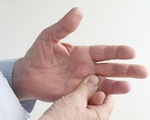 Đang ngủ say bỗng bật dậy vì đau nhức ngón tay dữ dội